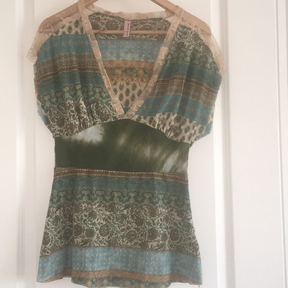 New, 🌺 Beautiful Sweet Pea Top